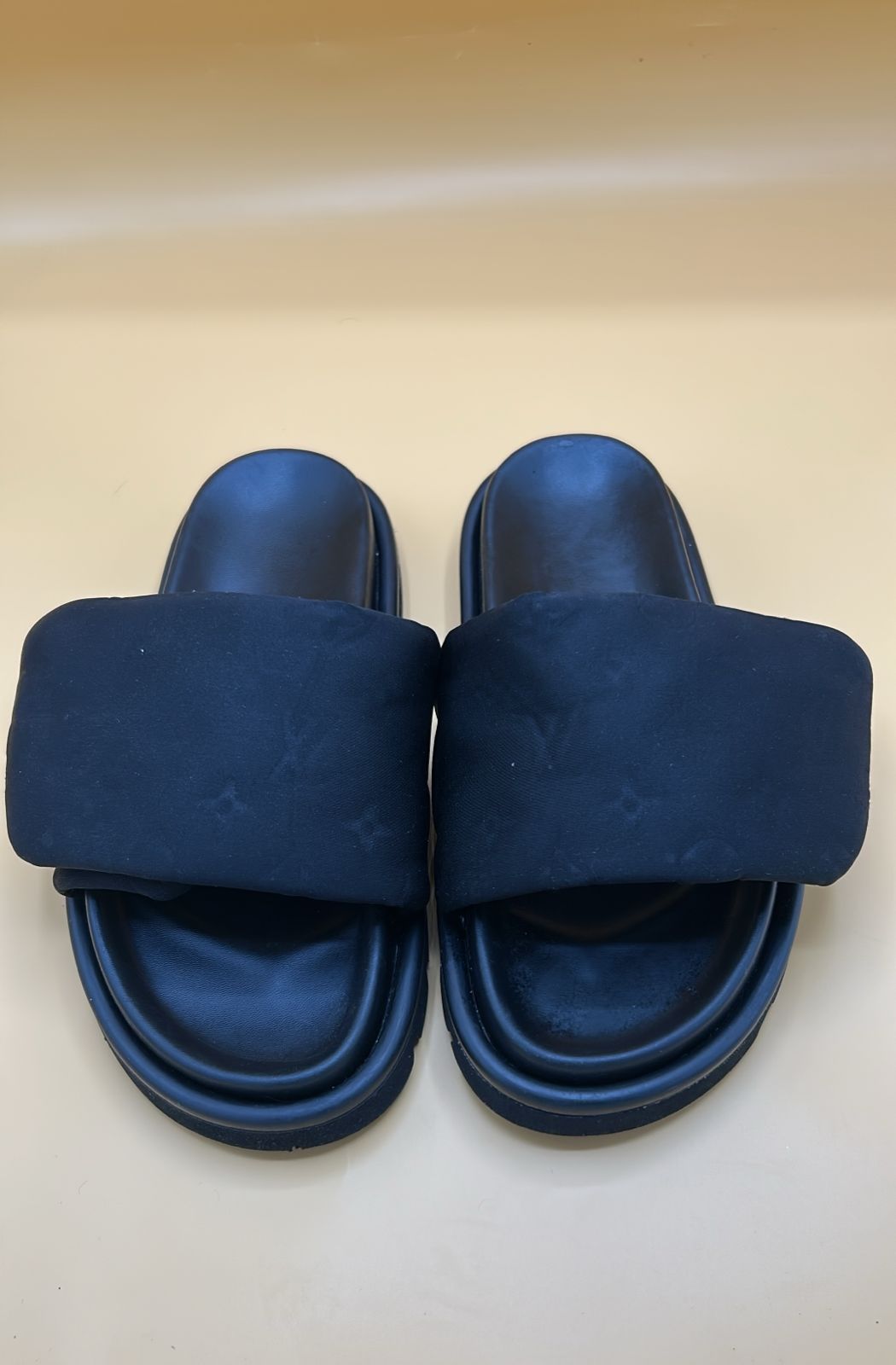 LV SLIDE BLACK LOGO EMBOSED