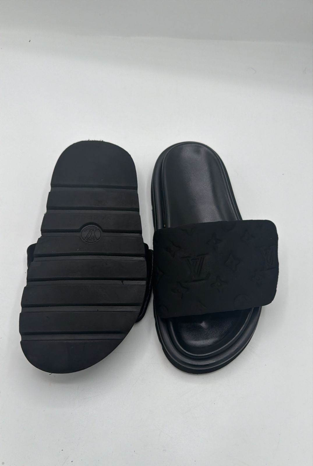 Louis Vuitton Pool Pillow Flat Comfort Mule (TSPK 0020)