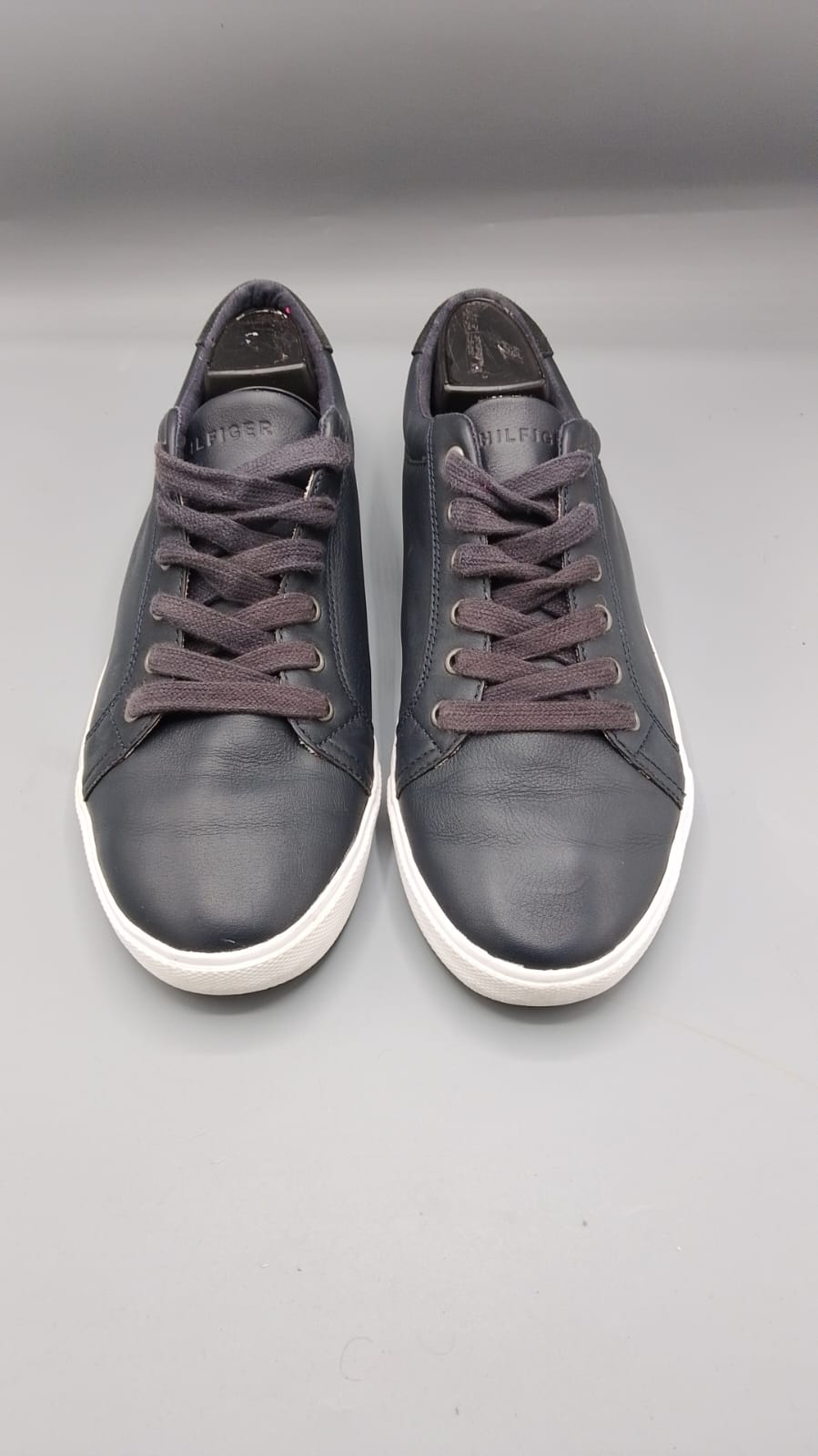 ommy Hilfiger Men’s Leather Logo Lace-Up Sneakers