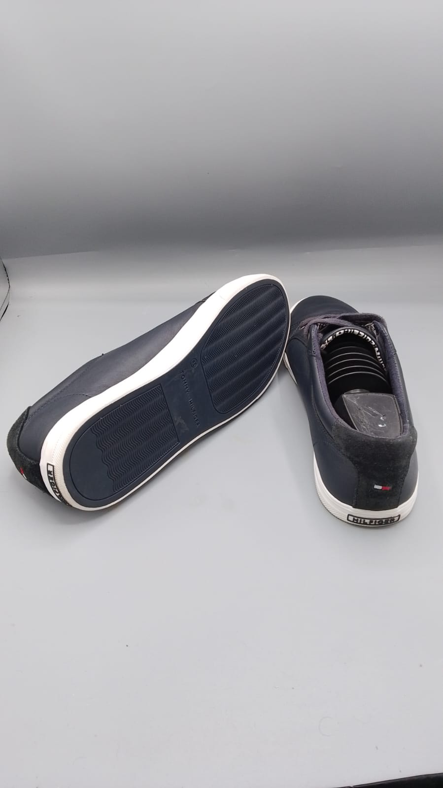 ommy Hilfiger Men’s Leather Logo Lace-Up Sneakers
