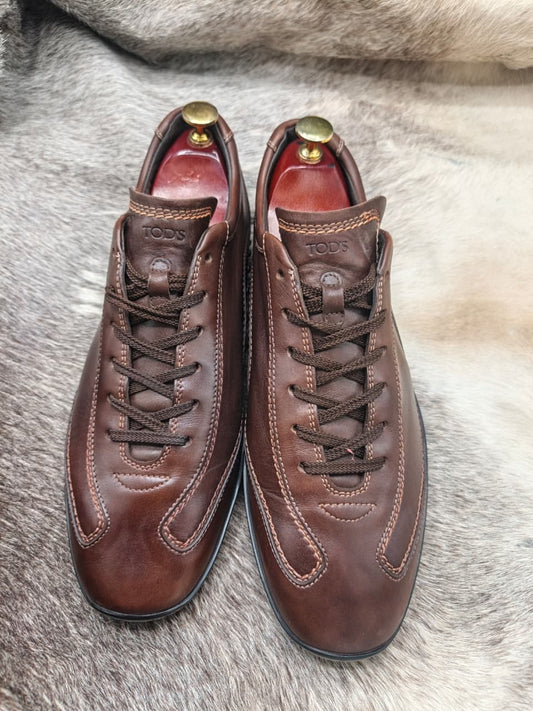 Tod’s brown leather lace-up sneakers.