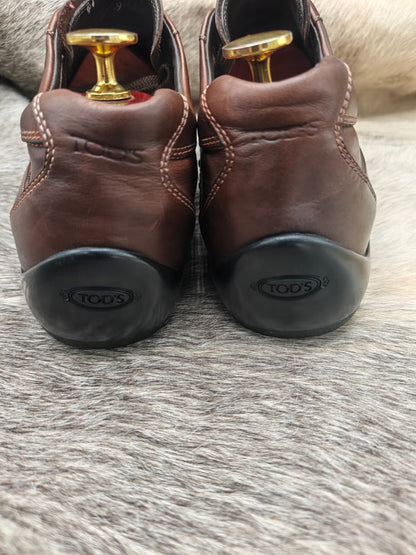 Tod’s brown leather lace-up sneakers.