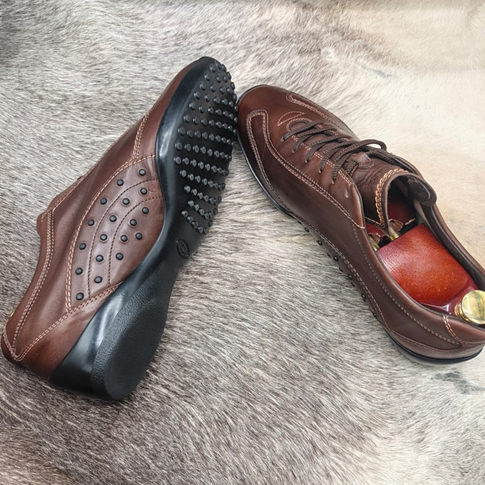 Tod’s brown leather lace-up sneakers.