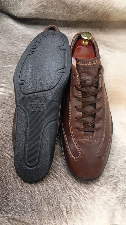 Tod’s brown leather lace-up sneakers.