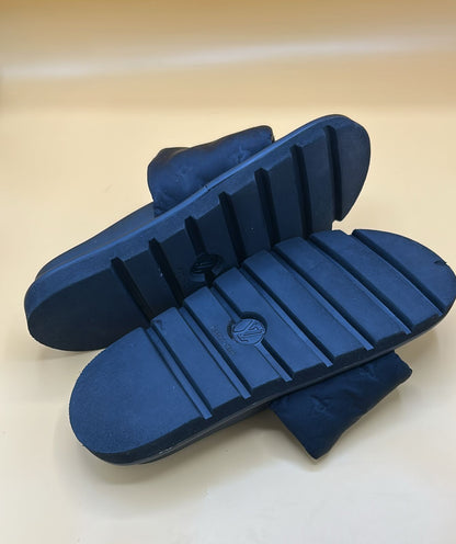 LV SLIDE BLACK LOGO EMBOSED